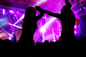 women-dancing-concert